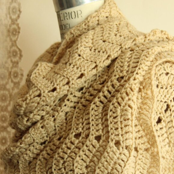 Vintage 1960s 1970s Knit Wrap Beige Scarf,  Rectangular Extra Large - Picture 7 of 10